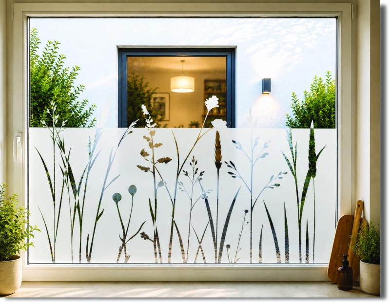 Milchglasfolie Sommerwiese – dekorative Sichtschutzfolie mit Gräsermotiv für Fenster und Türen, blickdicht und hochwertig Made in Germany
