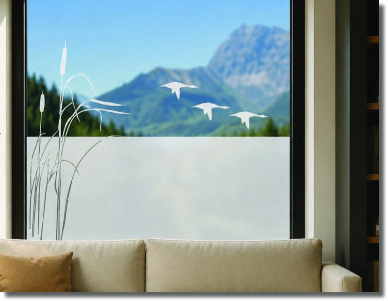 Fensterfolie Airfrida mit fliegenden Enten über Schilf als dekorativer Sichtschutz für Fenster und Glasflächen